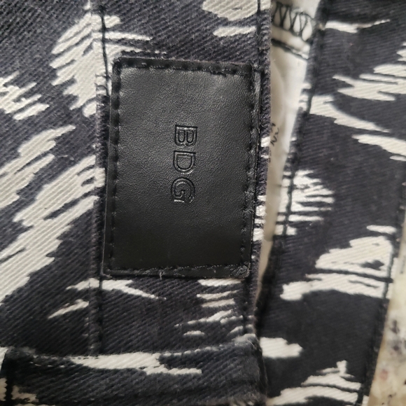 BDG Urban Outfitters Twig Mid-Rise Ikat Print Black and White Jeans Size 28 - Picture 5 of 10